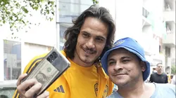Cavani con un hincha en Rosario.