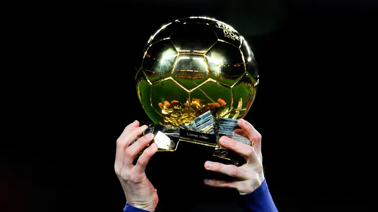 El Balón de Oro en las manos de Messi.