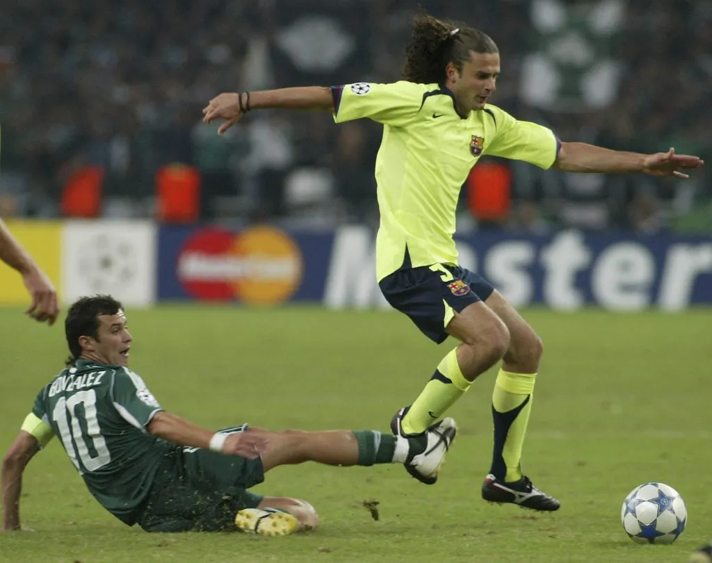 Ezequie González marca a Thiago Motta, de Barcelona. (Foto: IMAGO).