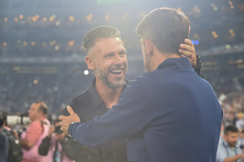 Saludo entre Demichelis y Paunovic, los últimos entrenadores del clásico regio.