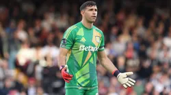 En Inglaterra evalúan una regla que podría perjudicar al Dibu Martínez.