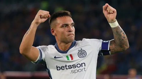 Lautaro Martínez mira a todos desde arriba.