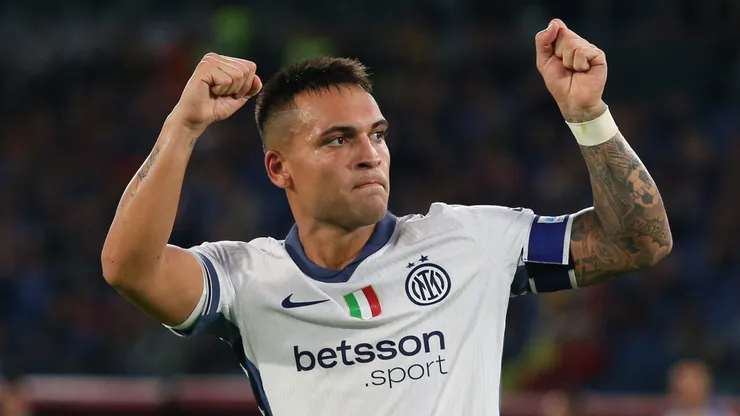 Lautaro Martínez mira a todos desde arriba.