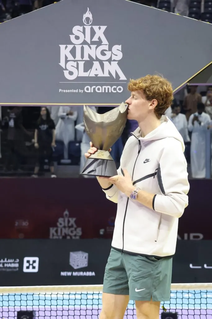 Jannik con el trofeo del Six Kings Slam. (Foto: IMAGO).