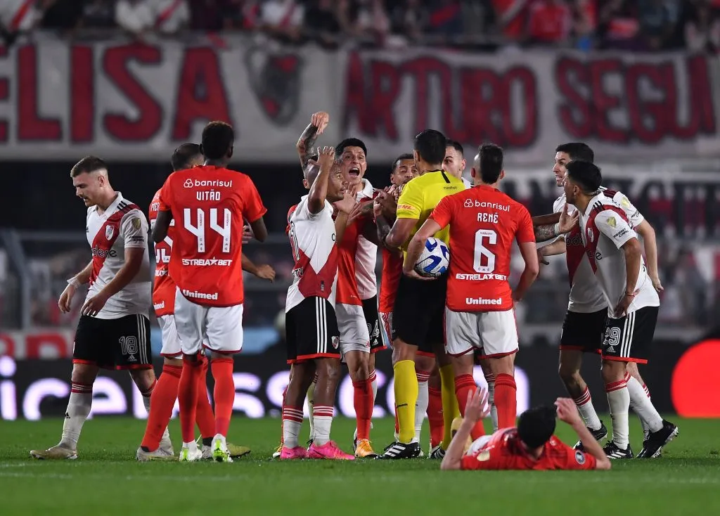 Valenzuela mostró 7 tarjetas amarillas en el duelo entre River e Inter, por la revancha de octavos de final de la Libertadores 2023.
