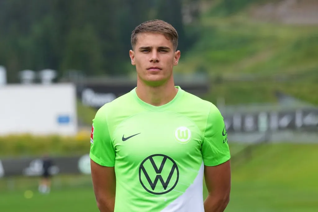 1,93m de altura y una velocidad punta mejor que la de Mbappé, Micky van de Ven impresionó a Wolfsburgo que lo compró desde la segunda división de Países Bajos. IMAGO