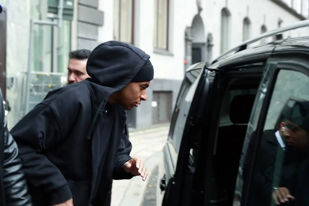 Kylian Mbappé abandonando el Hotel Bank de Estocolmo, donde se habría llevado a cabo la violación denunciada.