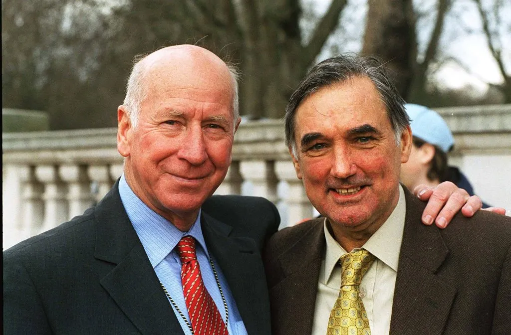 Sir Bobby Charlton junto a George Best, dos glorias de United. (Foto: IMAGO).