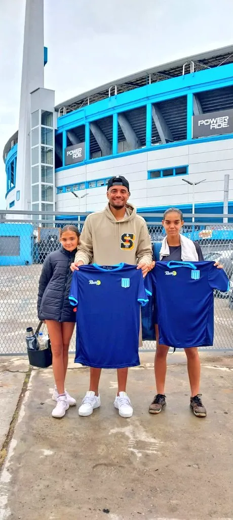Chiquito con la casaca de interclubes de Racing. (Foto: @racingtenis).