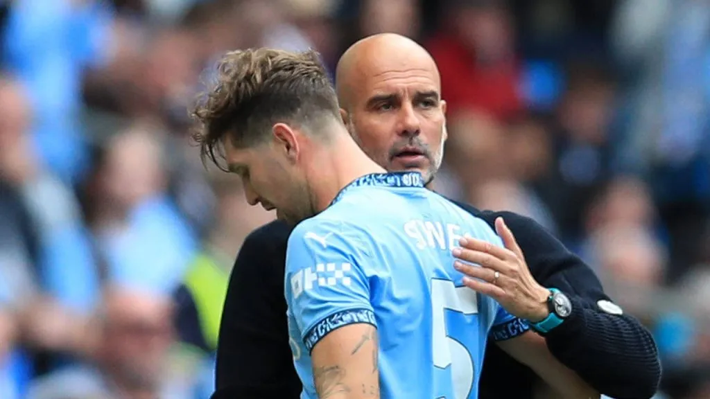 Stones, junto a Pep Guardiola en un partido de Premier League (IMAGO / Action Plus).