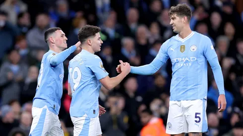 Julián Álvarez, saludado por John Stones y Phil Foden en un partido de Manchester City en enero de 2024.