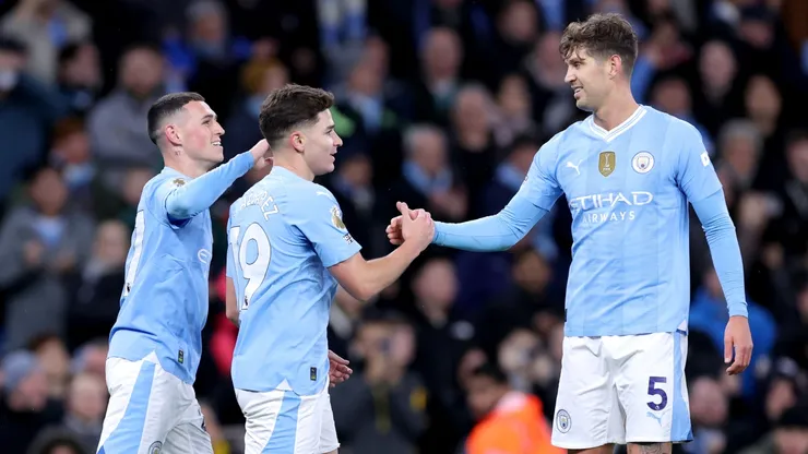 Julián Álvarez, saludado por John Stones y Phil Foden en un partido de Manchester City en enero de 2024.
