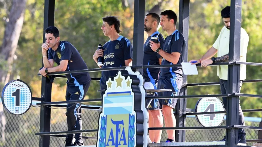 Scaloni y su cuerpo técnico siguieron con atención a la Sub 20 (X @Argentina).