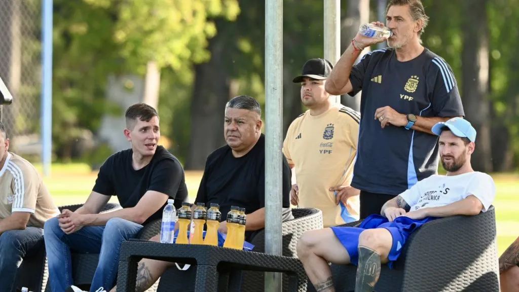 Messi, con Tapia y otros allegados viendo a la Sub 20 (X @Argentina).