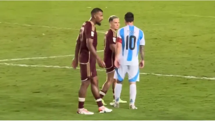 El cruce entre Messi y Soteldo.