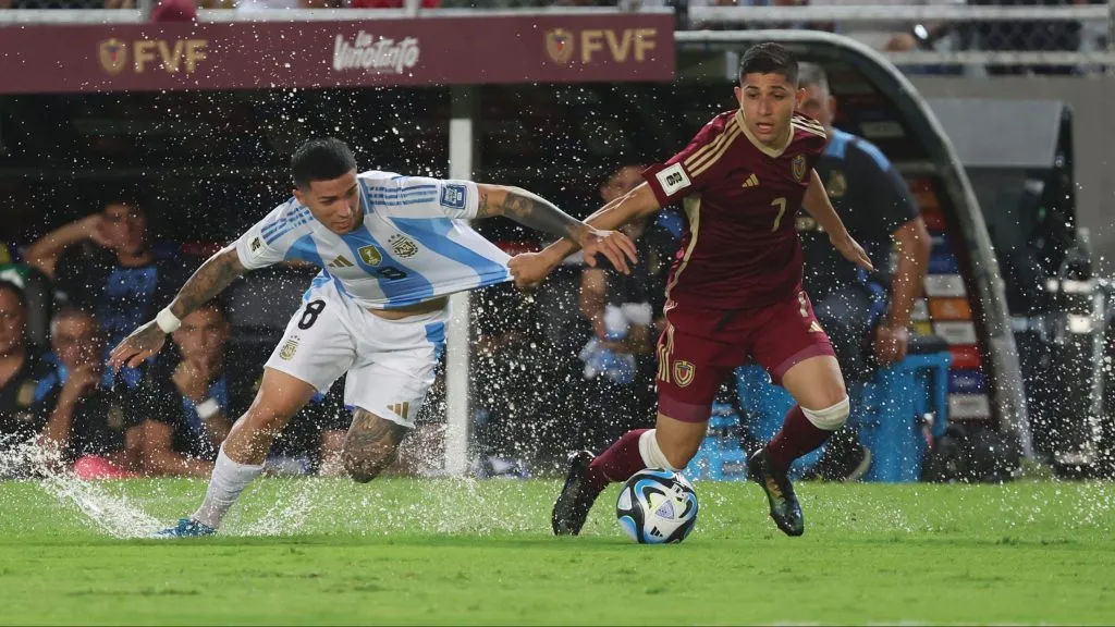 Enzo intenta hacer pie en una cancha imposible (IMAGO)