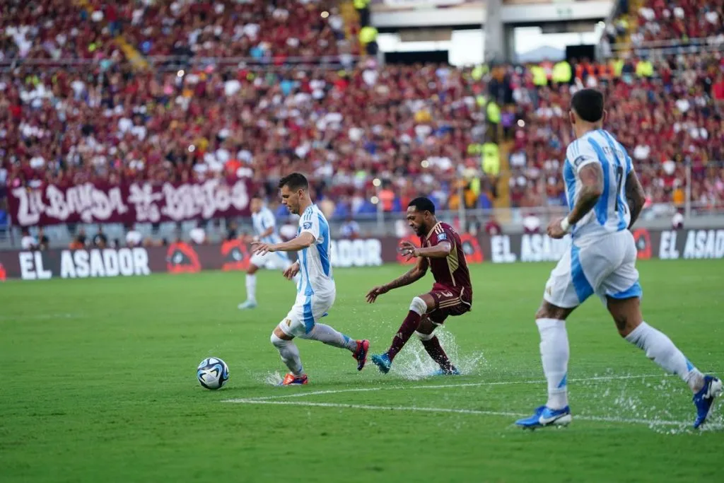 Giovani Lo Celso con pelota dominada. (Foto: Selección Argentina)