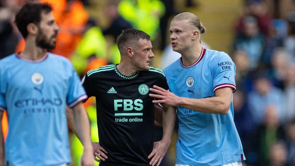 Erling Haaland, junto a Jamie Vardy en el Manchester City vs. Leicester de abril de 2023 (IMAGO / Propaganda Photo).