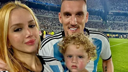 Franco Armani, junto a su esposa Daniela Rendón y su hijo Valentino en un partido de Argentina.