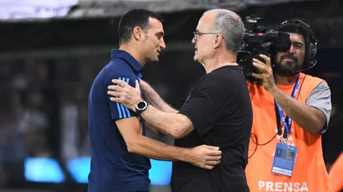 El deseo de Scaloni para Bielsa y Uruguay en plena crisis interna