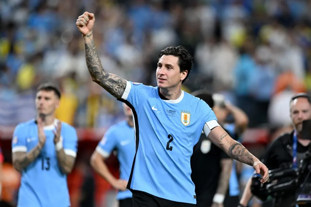 José María Giménez mantuvo un breve diálogo con Bielsa.