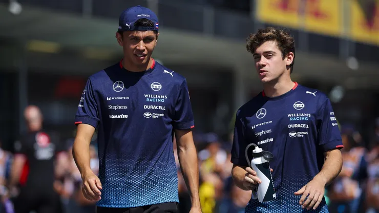 Alex Albon, junto a Franco Colapinto, ambos pilotos de Williams.