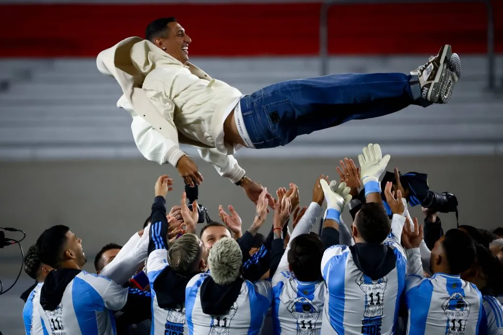 Di María, homenajeado por sus compañeros tras dejar la Selección Argentina. (Foto: IMAGO).