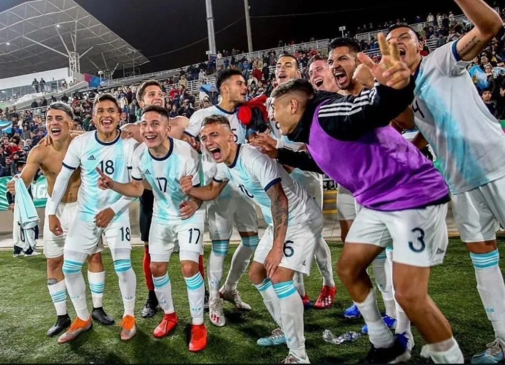 Santiago Colombatto junto al plantel de Argentina campeón.