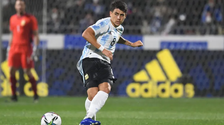 Santiago Colombatto con la camiseta de la Selección Argentina.