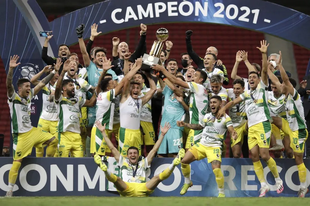 Braian levantando la Recopa que Defensa y Justicia le ganó a Palmeiras (Getty)