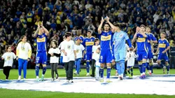 Edinson Cavani saludando a los hinchas de Boca.