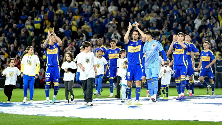 Edinson Cavani saludando a los hinchas de Boca.
