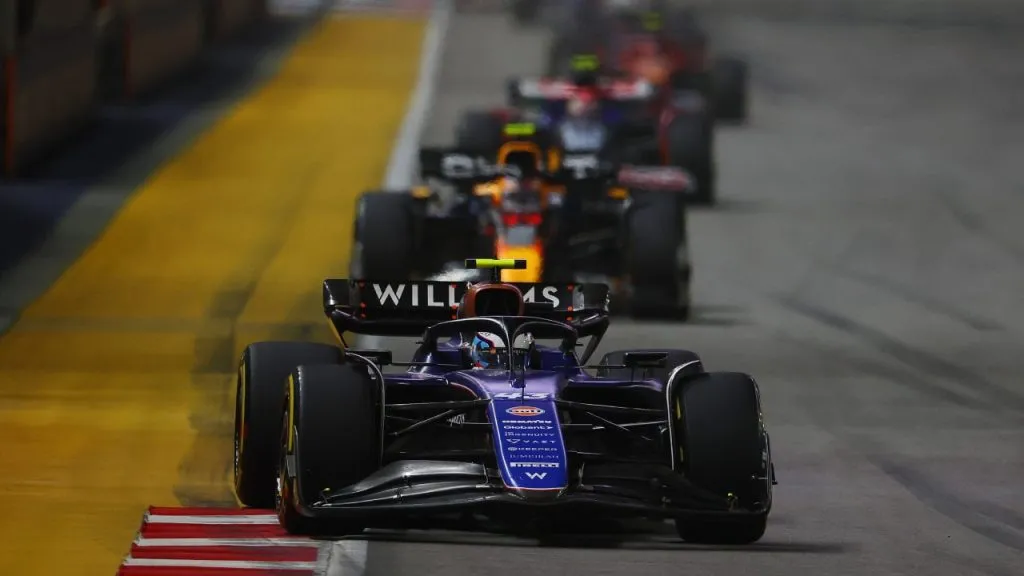 Colapinto, por delante de Checo Pérez en el GP de Singapur (IMAGO / NurPhoto).