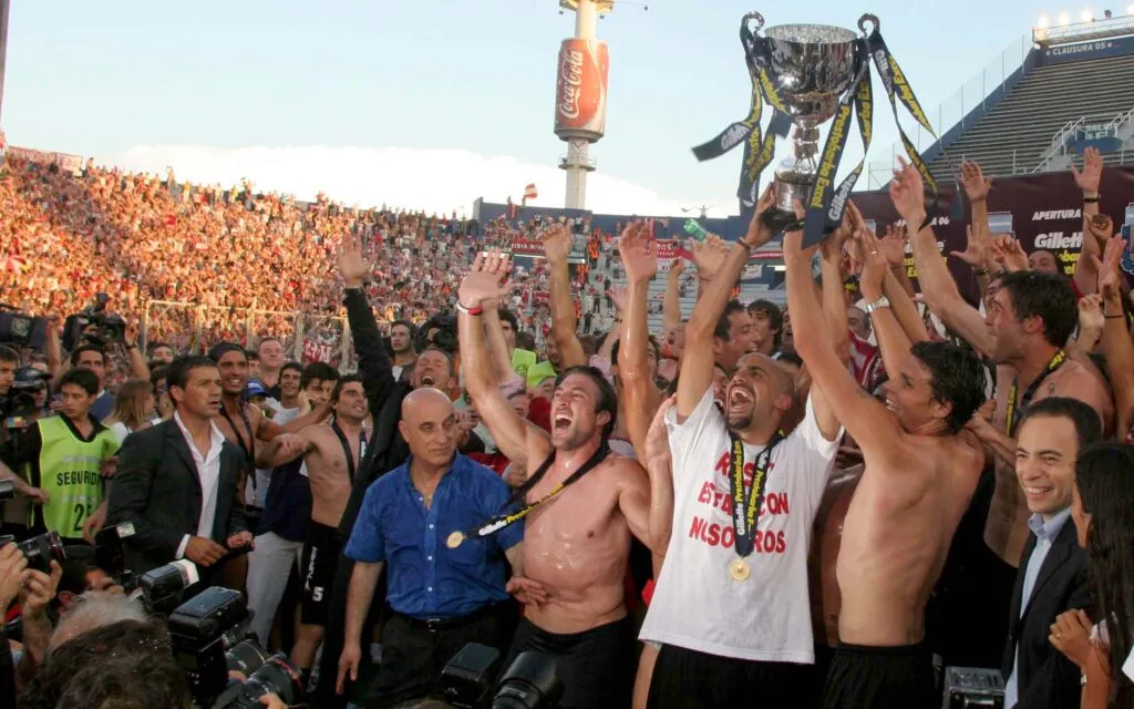 El equipo de Estudiantes festeja el Apertura 2006.