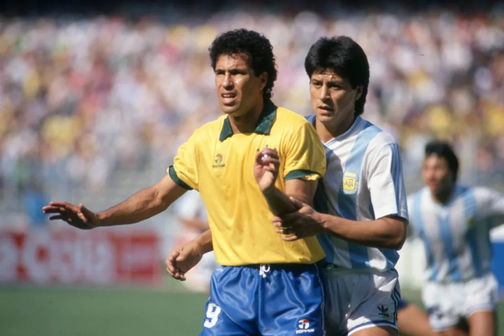 Monzón marca a Careca en el duelo de octavos de final del Mundial 90. (Foto: IMAGO).