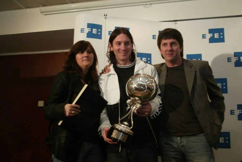 Lionel Messi junto a sus padres en el año 2008. (Foto: IMAGO).