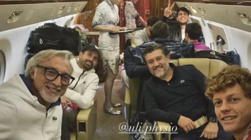 Sinner en primer plano y Alcaraz de fondo. (Foto: @vagnozzis).