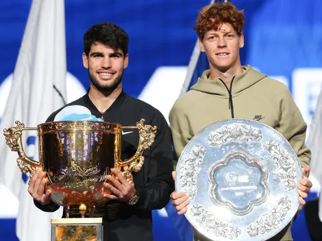 Alcaraz relató cómo fue viajar en el mismo avión que Sinner tras ganar la final de Beijing: “Fue raro”