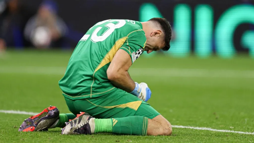 Dibu Martínez y su festejo tras el triunfo de Aston Villa (IMAGO / Colorsport).