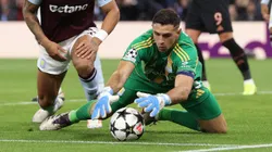 Dibu Martínez y una atajada en el partido entre Aston Villa y Bayern Múnich.