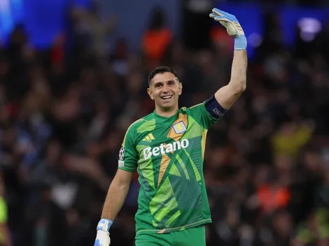 Las atajadas claves del Dibu Martínez y la ovación que recibió en el histórico triunfo de Aston Villa