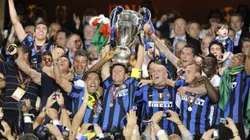 Mario Balotelli, junto a Zanetti, Cambiasso, Sneijder y varias figuras del Inter campeón de Champions 2009-10.