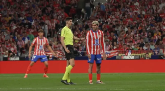 Rodrigo De Paul junto a Busquets Ferrer, el juez del Atlético de Madrid vs. Real Madrid.
