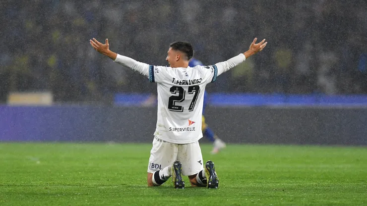 Thiago Fernández festeja la victoria de Vélez contra Boca Juniors en la semifinal de la Copa Argentina 2024.