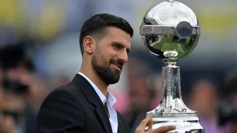 Novak Djokovic, tenista serbio, con la Copa Libertadores.