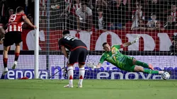 El penal atajado por Armani, figura de River ante Estudiantes.