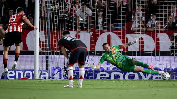 El penal atajado por Armani, figura de River ante Estudiantes.