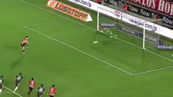 Así pateó Carrillo ante Armani.