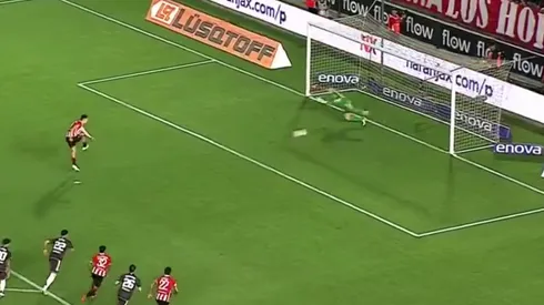 Así pateó Carrillo ante Armani.