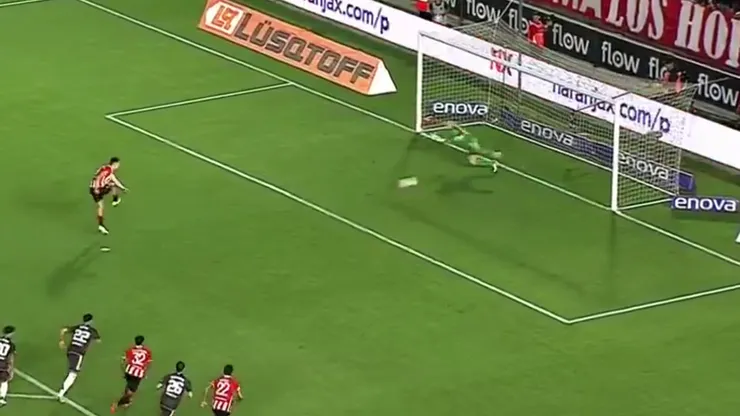 Así pateó Carrillo ante Armani.